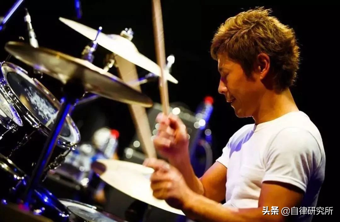 送10亿，征女友包下火箭登月高中毕业的他为何成为日本最潮富一代