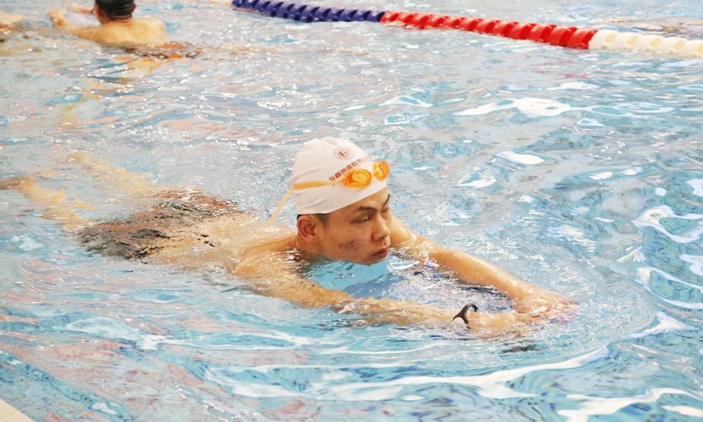 游泳平躺不下沉技巧,初学游泳换气不下沉的技巧