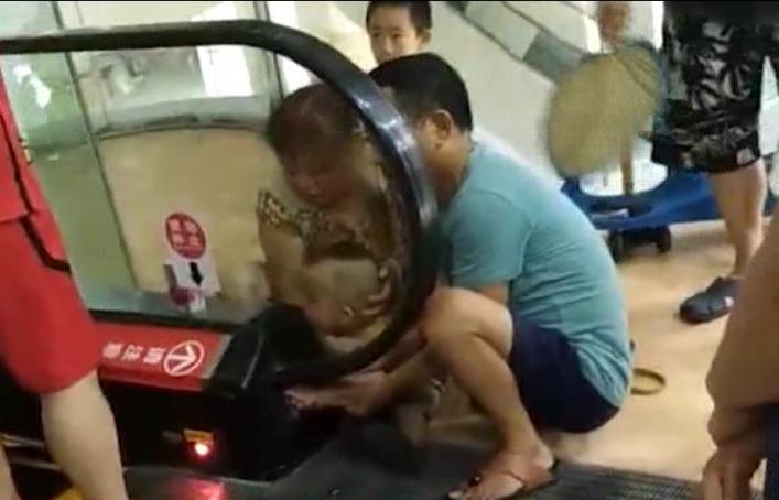 小孩子手被超市扶梯卡,小孩坐手扶梯被夹