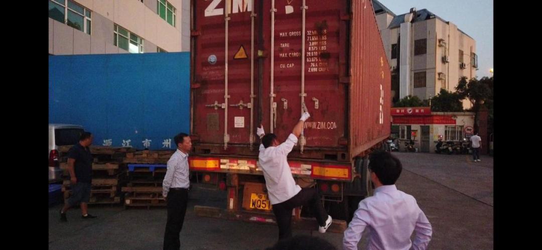 大铲湾码头是全世界最大的码头,大铲湾集装箱码头内贸区和外贸区