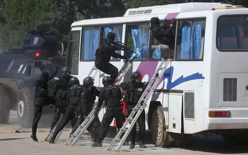 中国特警解救大巴车人质演练,中国特警仅用8秒解救客车人质