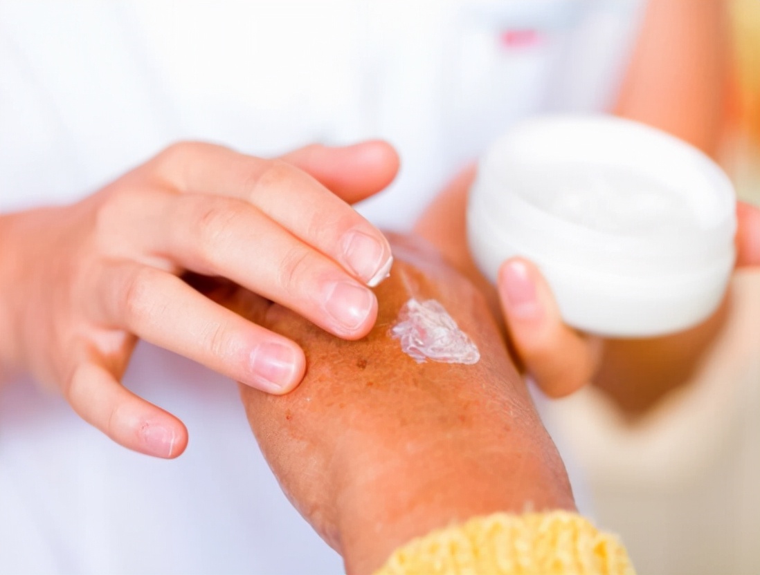 两块钱的红霉素软膏有什么用途,2块钱的红霉素软膏能祛斑吗