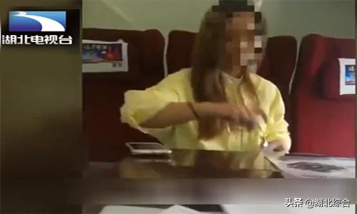 濂冲瓙鍧愬湪鐏溅涓婂伔鎵嬫満琚瀵熸姄,濂冲瓙楂橀搧琚伔灏忓伔澶у摥