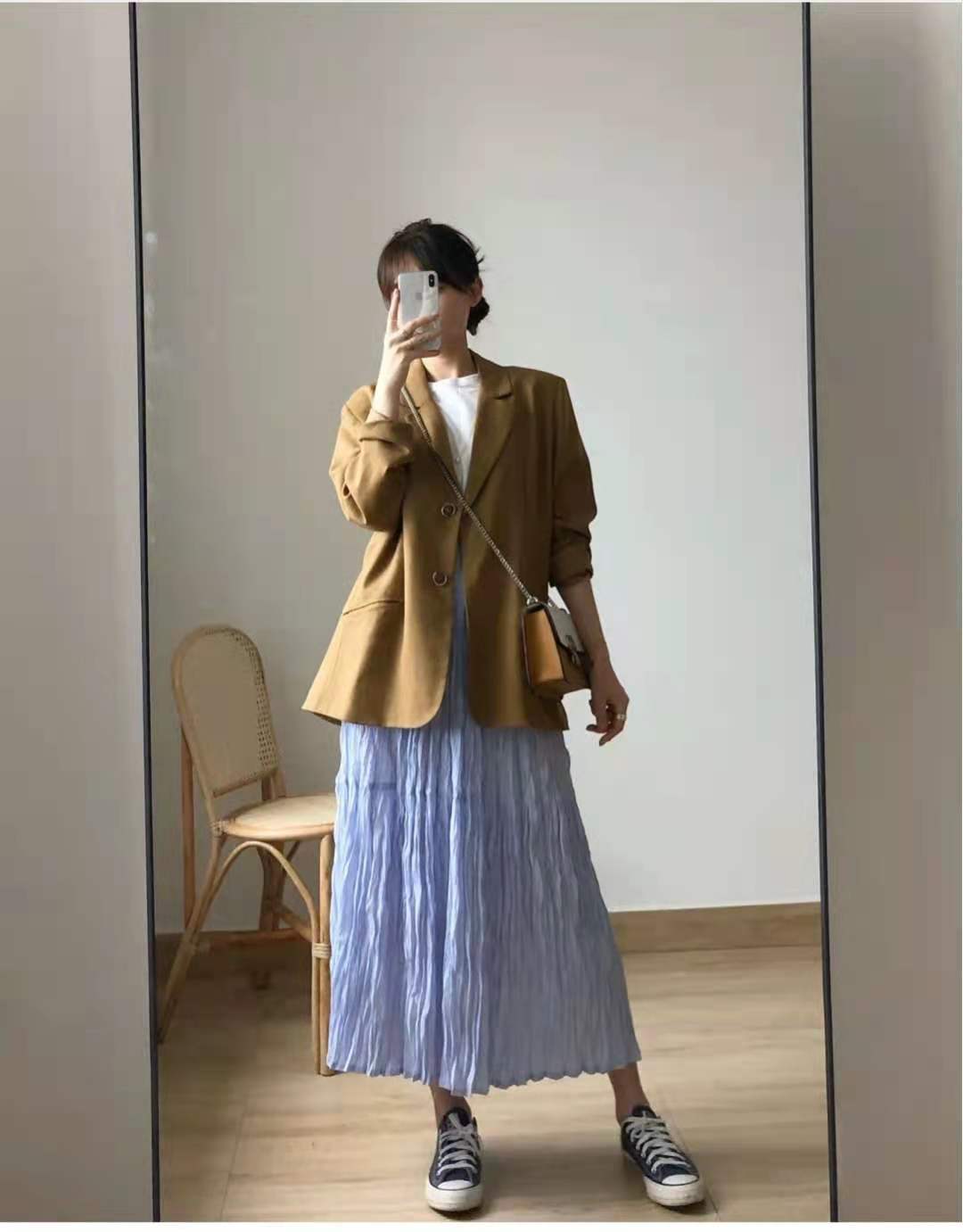 墨绿色百褶裙搭配什么上衣,银灰色百褶裙搭配什么上衣