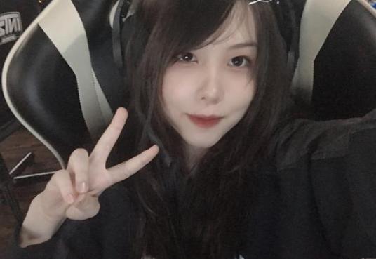 lol女选手被爆出黑历史,巴西女辅助mayumi天赐