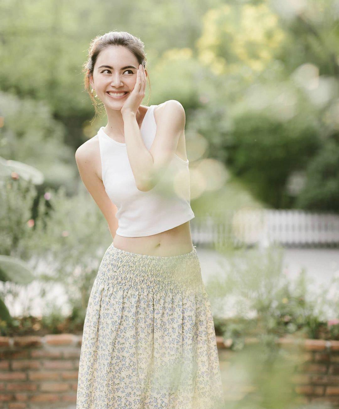 周迅穿白t恤配阔腿裤低调,周迅穿蓝色t恤