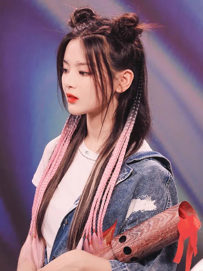 杨超越双麻花辫发带,杨超越同款双麻花辫服饰搭配