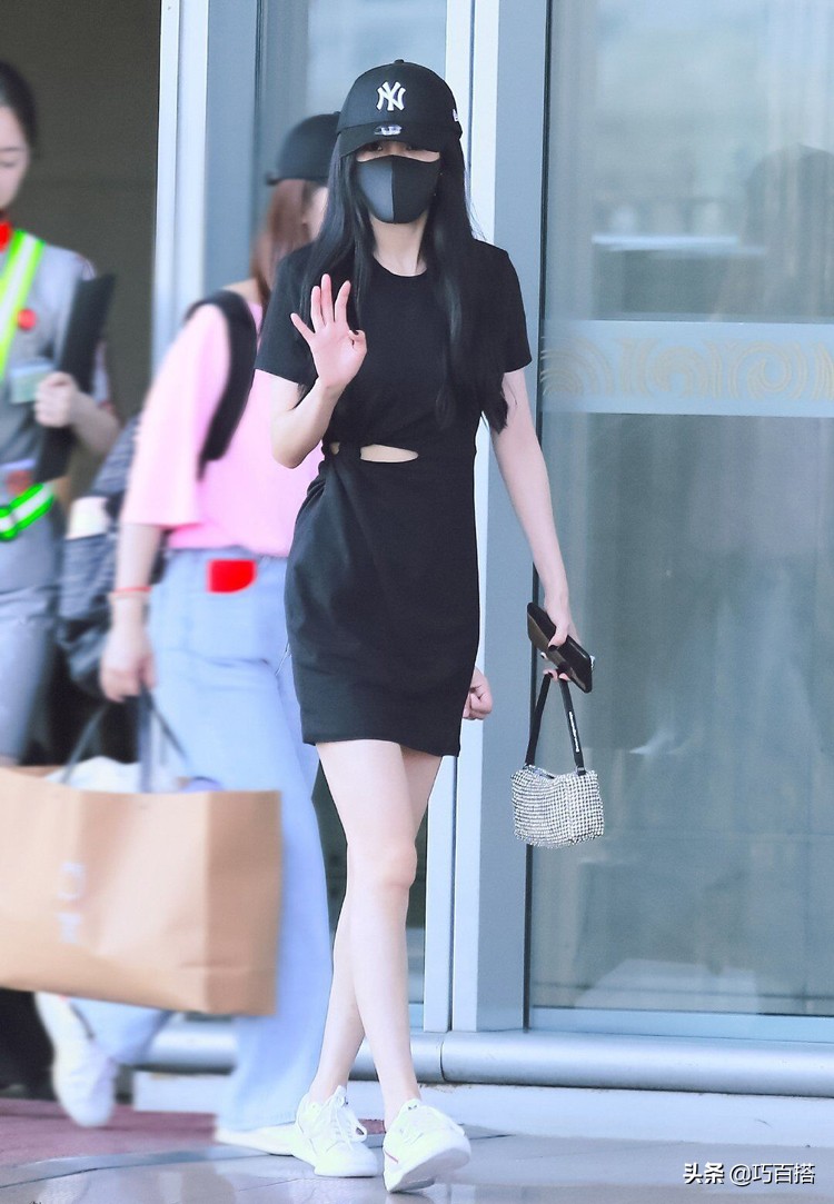 杨幂穿搭私服下身失踪,杨幂穿黑色短裤和青色上衣