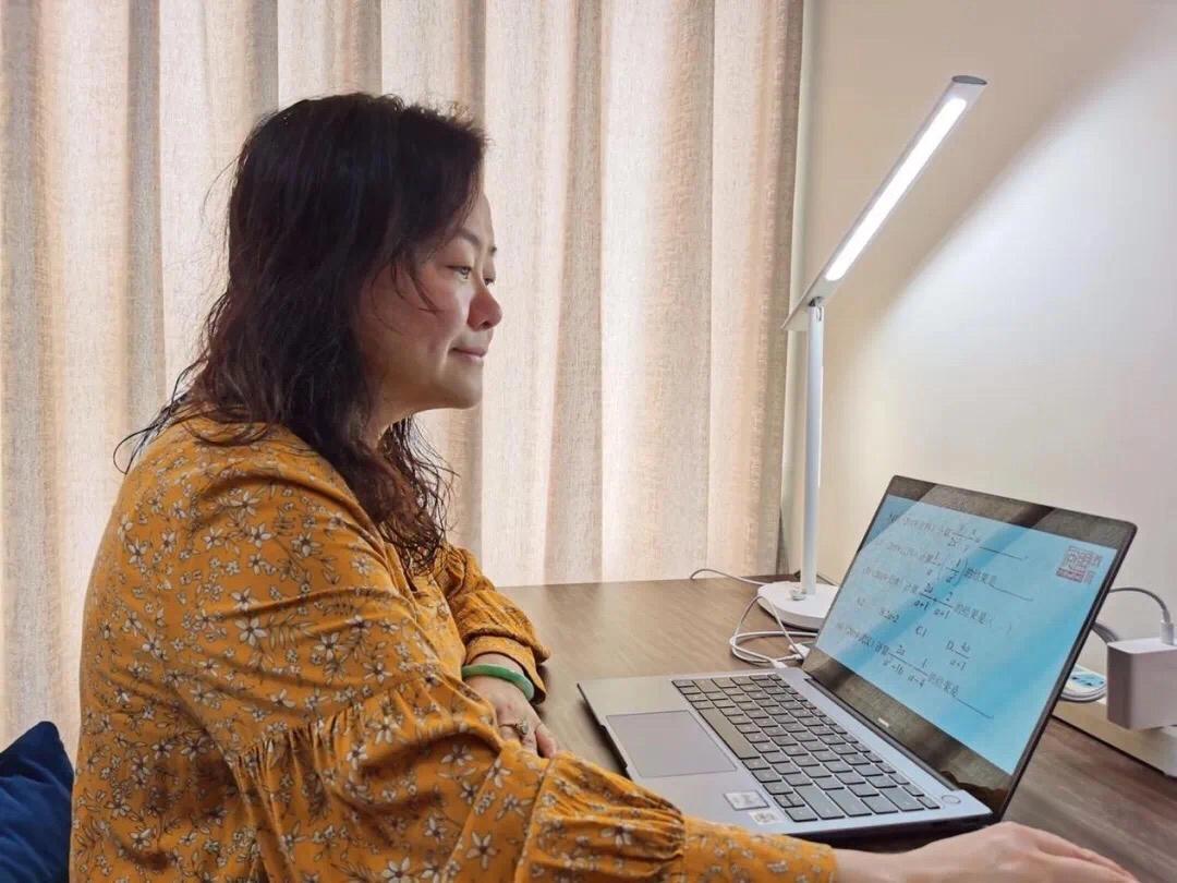 华侨城中学线上*党**旗红，*党**员示范当先锋