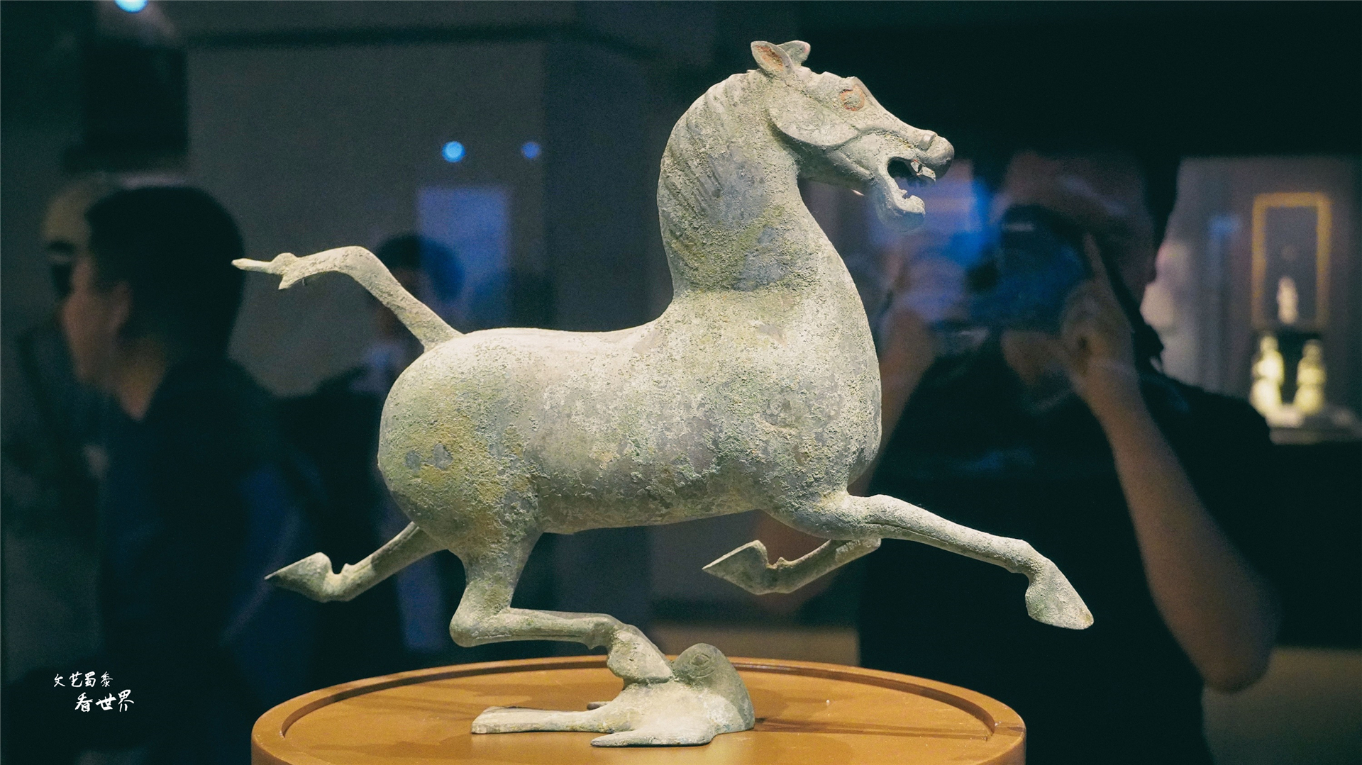 真实的铜奔马为啥图片不一致,铜奔马的独特之处