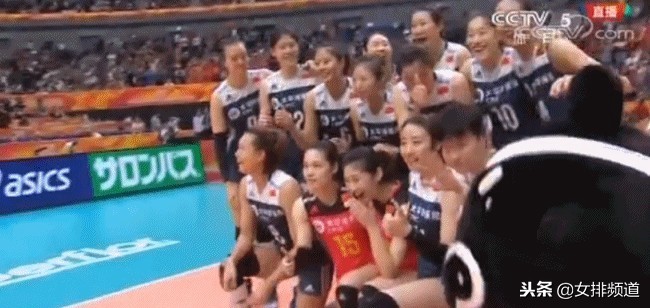 婷队细节见人品！世锦赛赢球后全队合影暖心一幕！