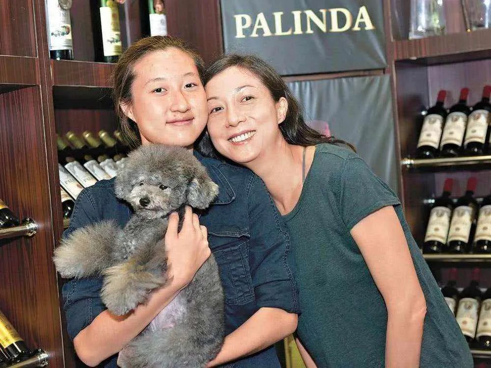 成龙20岁女儿传婚变，清空秀恩爱照片，同性妻子发文称旧照恶心