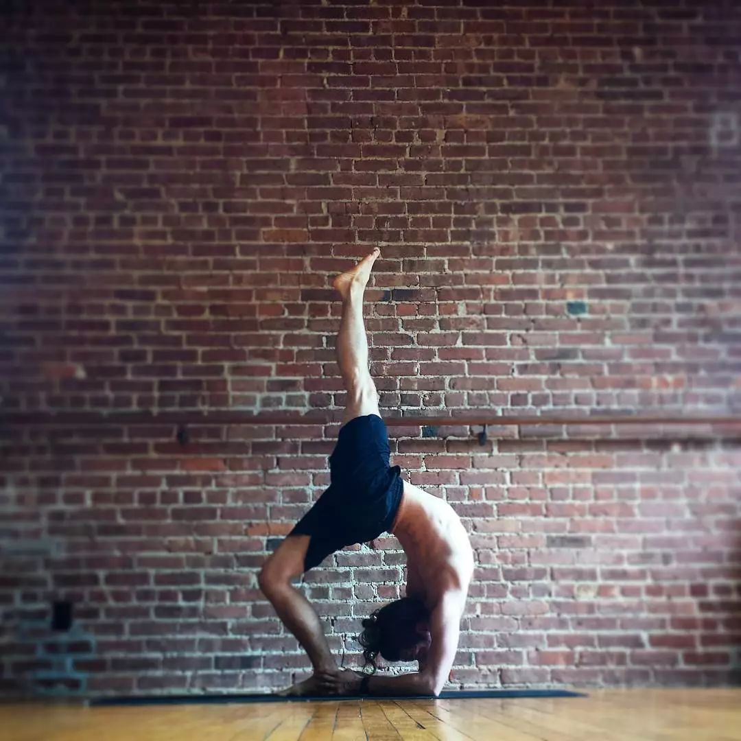 把厚外套穿了个遍,还是冻手冻脚,还差这些体式让身体“热”起来