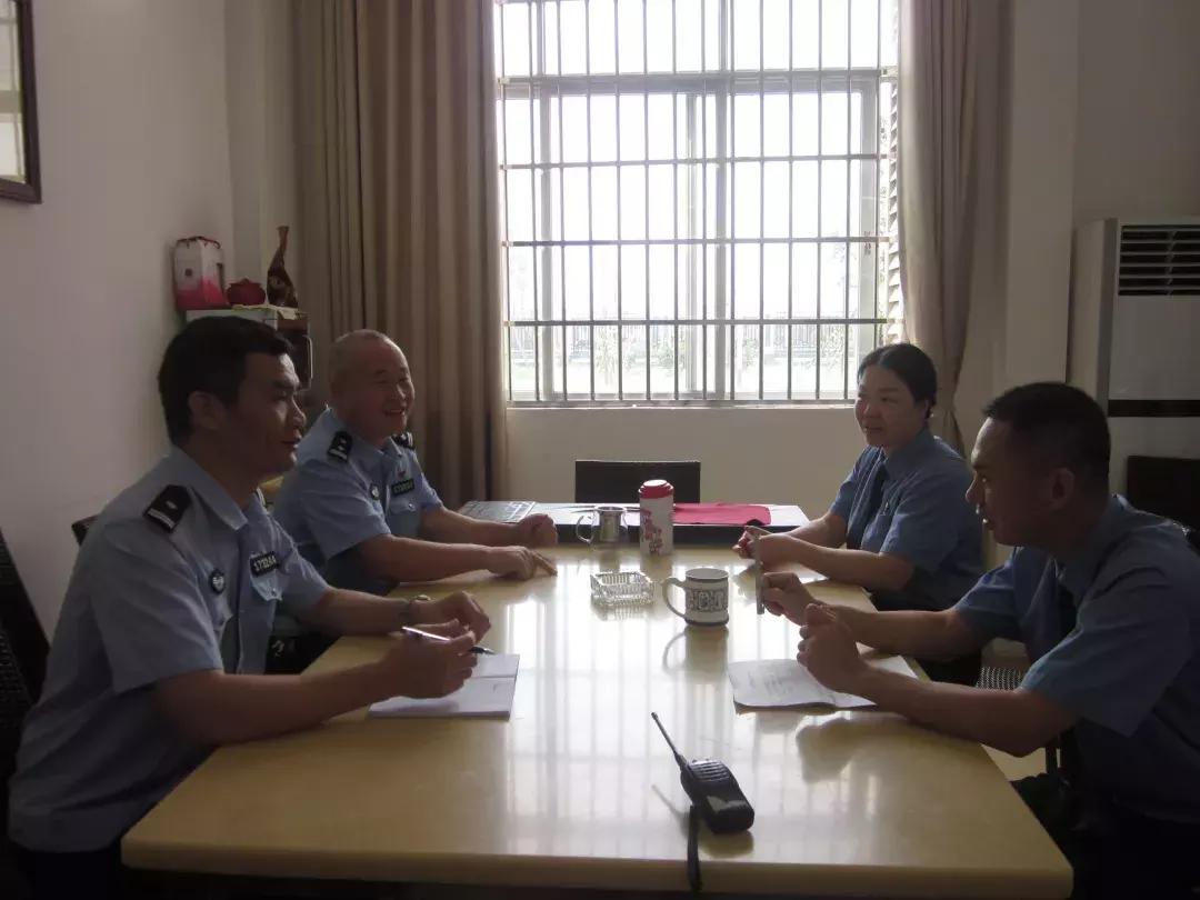 进入“高墙”内的世界,他们的一天工作开始了…