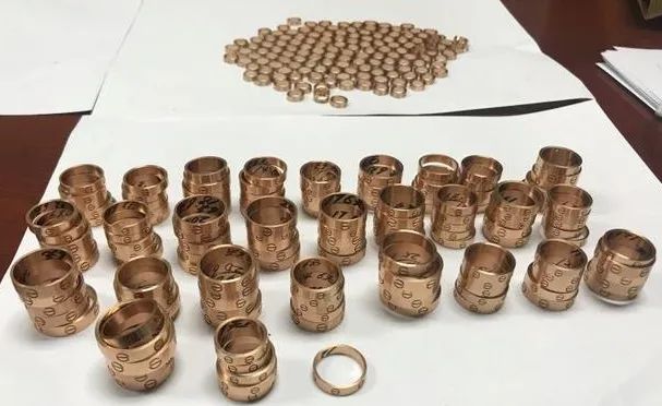 茅台酒中华烟，碎掉！雷朋眼镜卡地亚手镯，碾了！