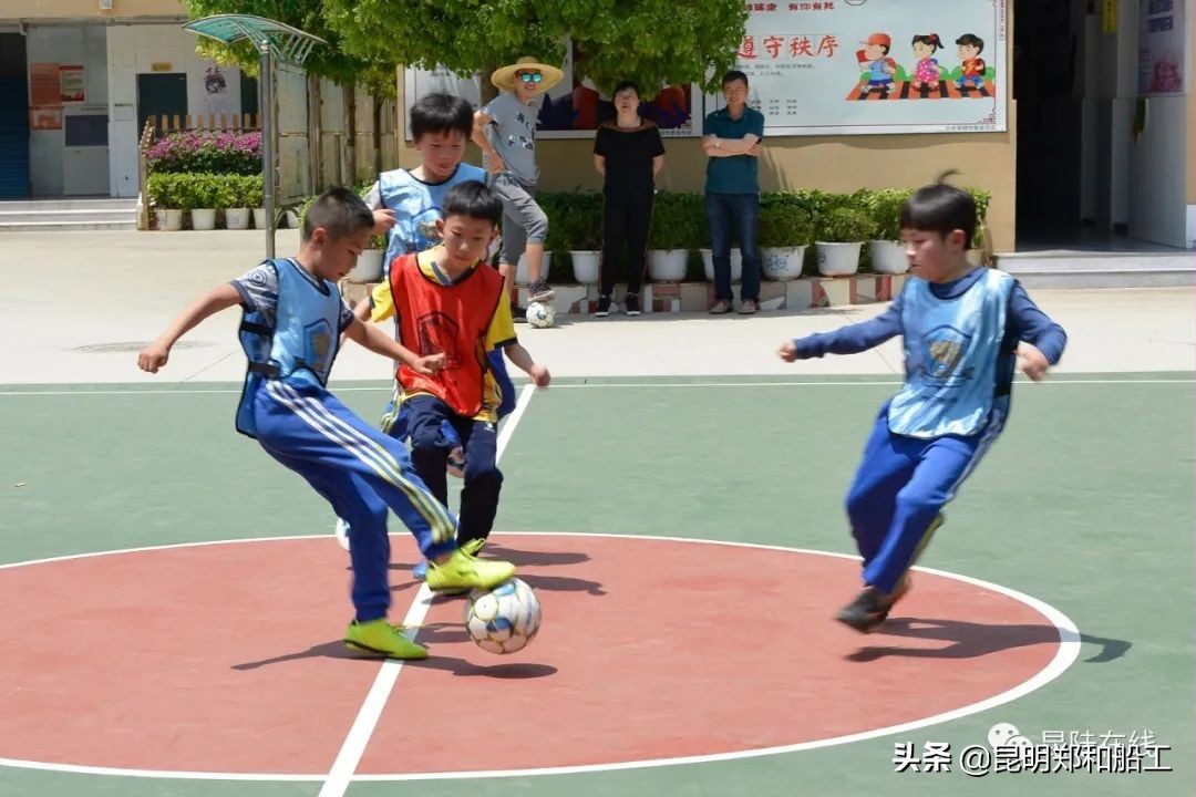 有限的场地无限的足球--新迎二小首届昆陆敦搏杯班级足球联赛开幕