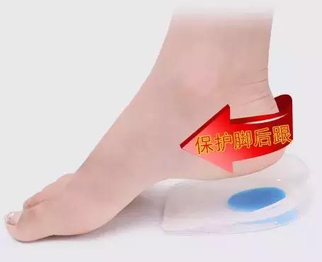 啊呀!你的脚后跟看起来糙得像位“真正男子汉”