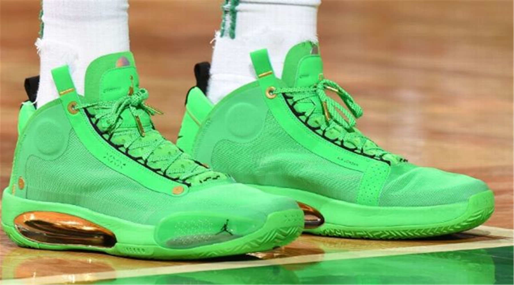 nba季前赛球员上脚鞋款一览12月,勇士队乌布雷上脚的鞋