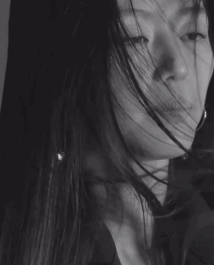 女神全智贤气场A到爆!千鸟格大衣穿出女大佬范,裸妆美回千颂伊