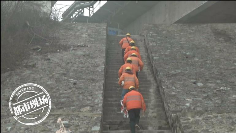 九江：他们工作时，脚下是惊涛骇浪，头顶常有列车驶过