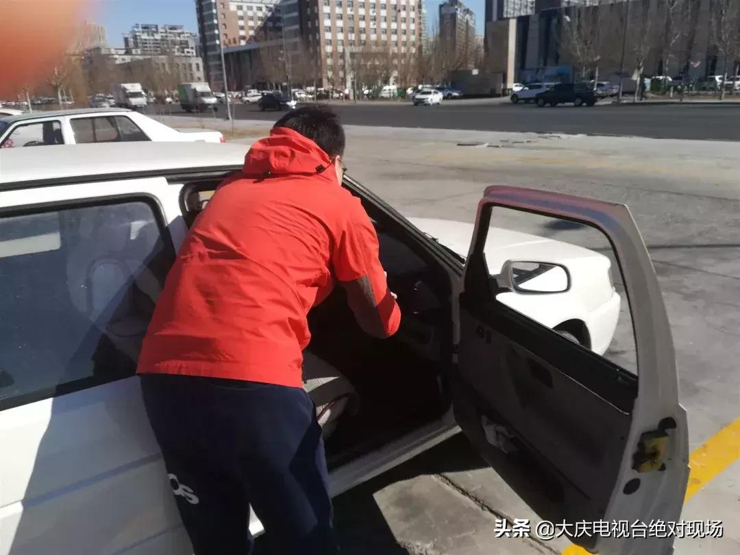 大庆平安驾校湖边停车场内练“倒库”如此练车“平安”吗?