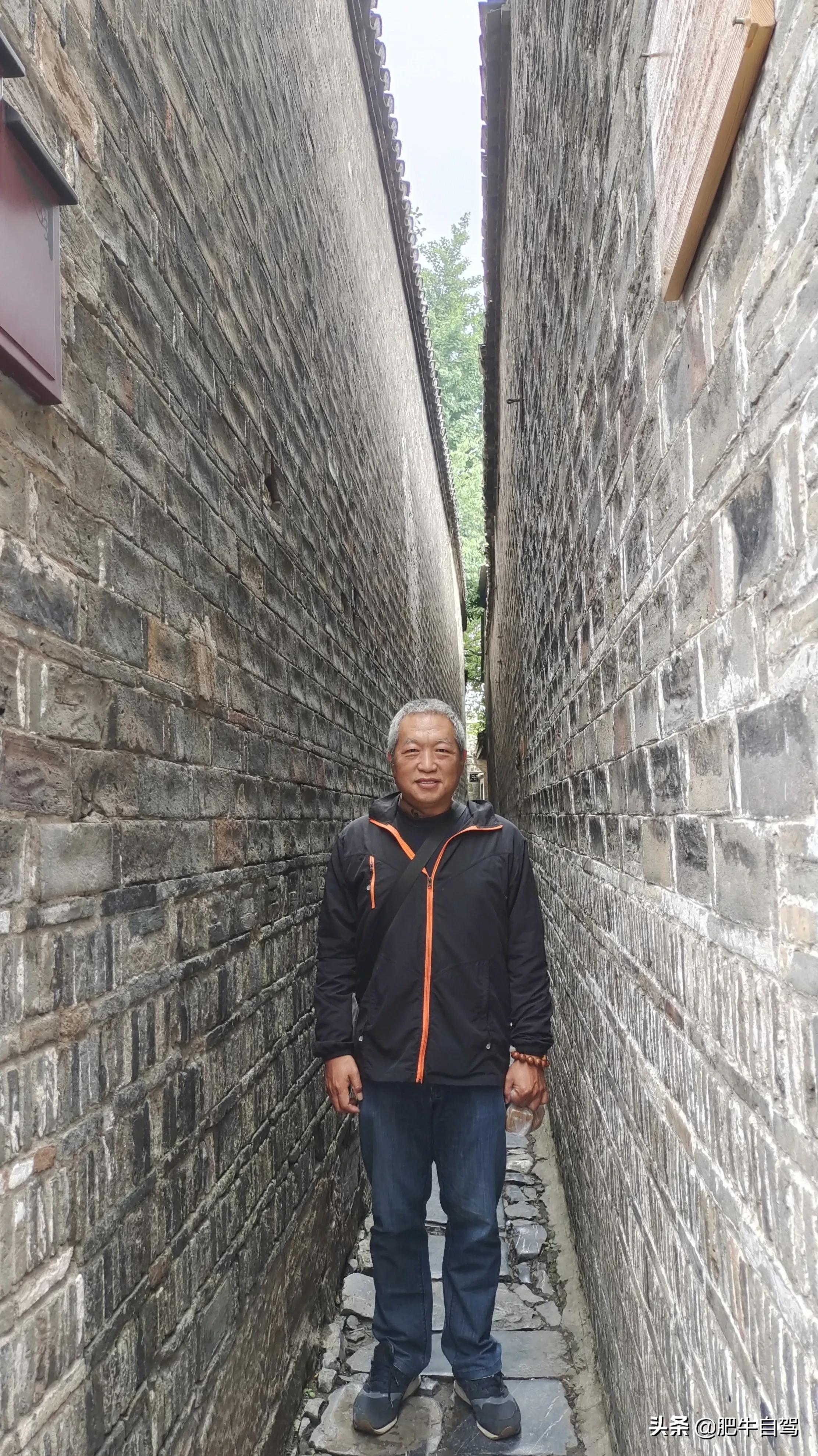 这古镇既有江南的小桥流水,更有原味的古色古香,它就是三河古镇