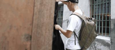 下雨可以穿漂亮的雨衣,下雨雨衣怎么穿不遮路