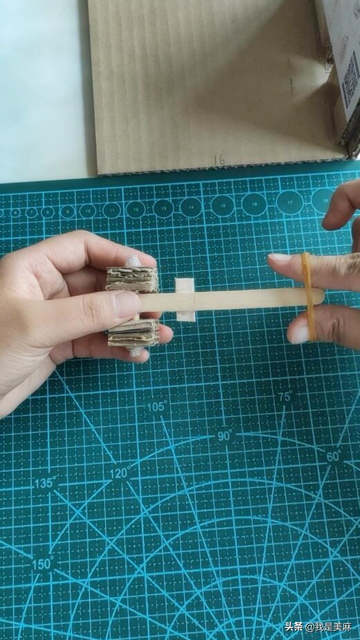 用废纸箱diy密码存钱罐，存钱方式很好玩，宝宝非常喜欢