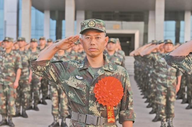 “兵王”王忠心:妻子“笑话”只长胡子不长职位,退役后过得如何