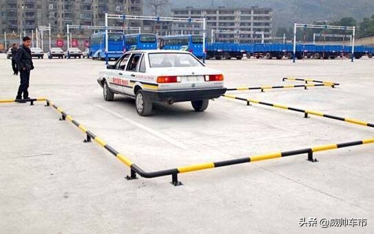 科二倒车入库车身歪了如何修正,科二倒车入库打晚了怎么修正