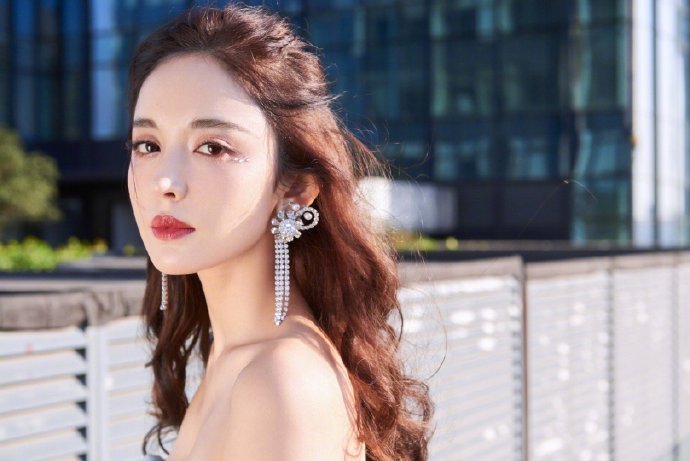 什么颜色的奶茶色好看又显白,染什么颜色显白减龄奶茶色