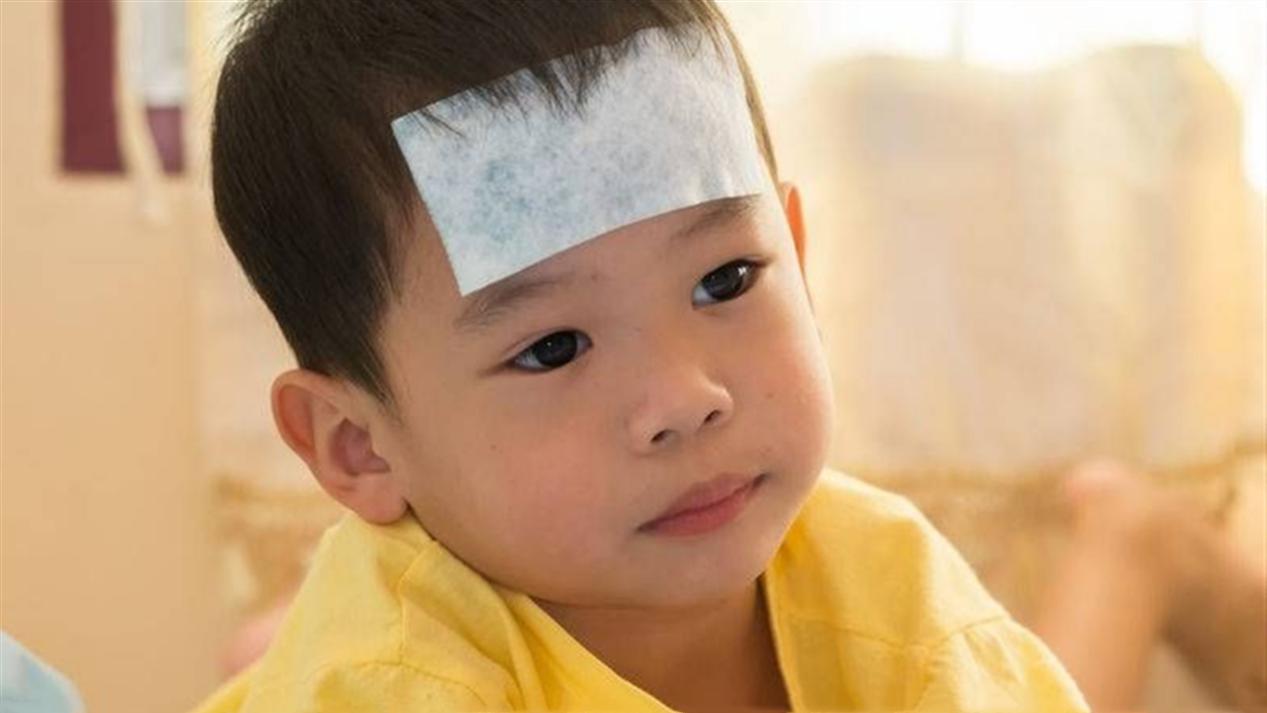 2岁男孩咬碎体温计后误吞水银,男童咬破体温计吞下水银