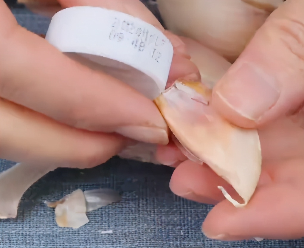 怎样剥大蒜皮又快又好妙招,怎样用小刀快速剥大蒜皮