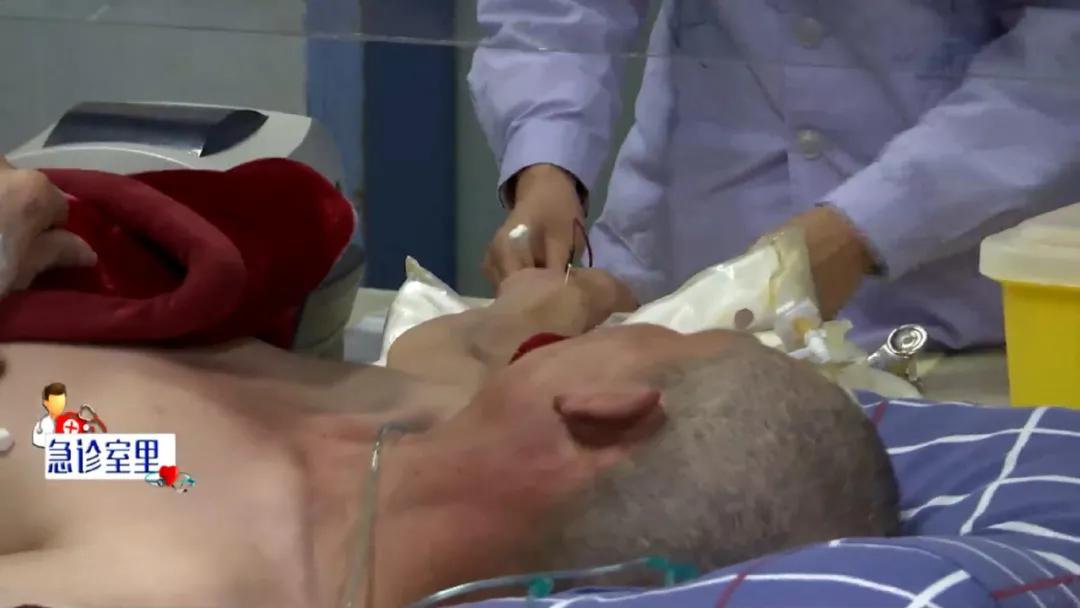 七旬老人被卡车撞伤,老人闯入货车视线盲区死亡被推倒