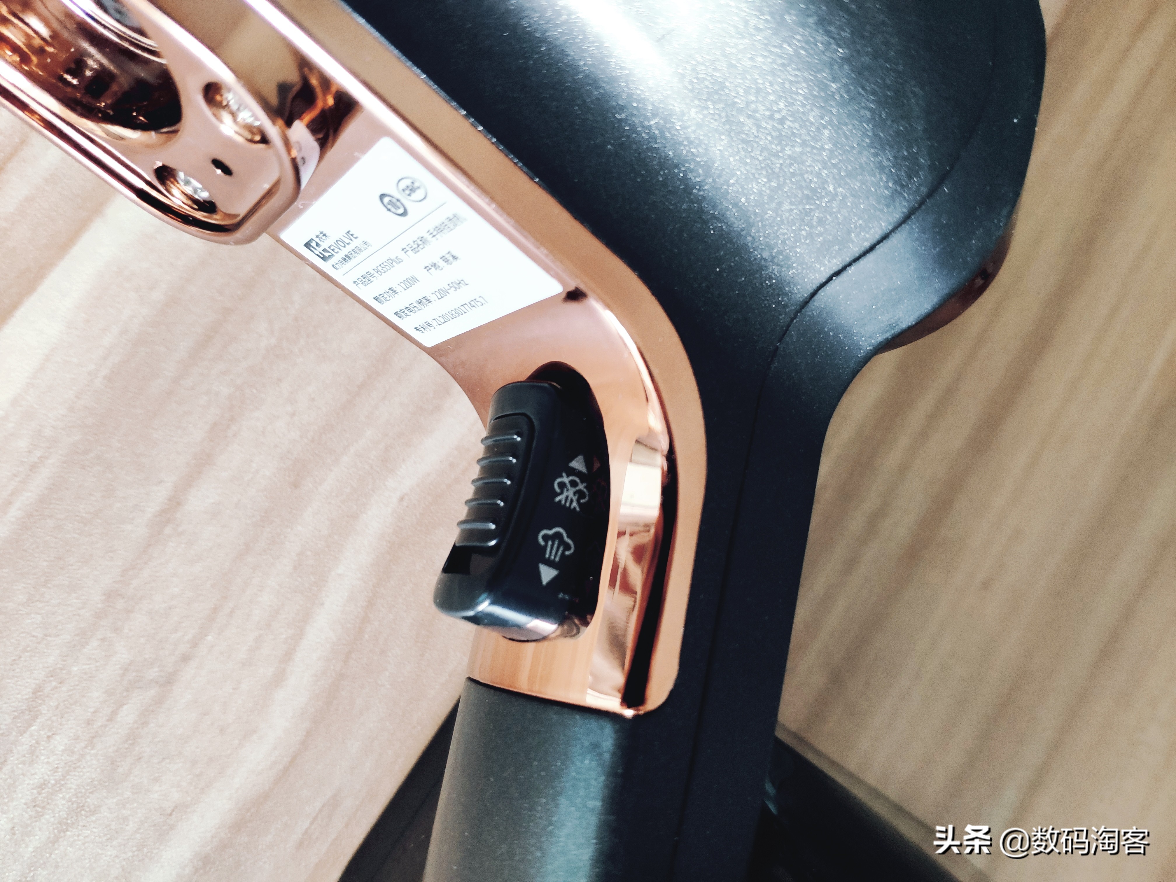 挂烫机没有熨斗弄出来的衣服好,小型衣物挂烫机