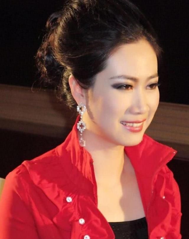 网红鼻祖芙蓉姐姐近况，衣着低调现身农家院，脚上的鞋子成了焦点