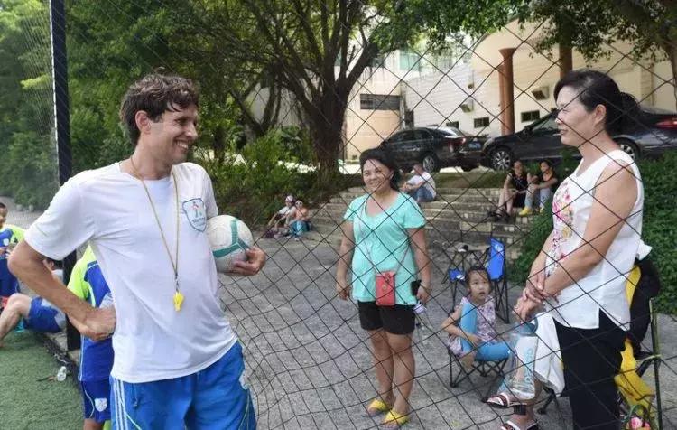 长着中国脸的外国足球运动员,一个外国教练带中国小孩踢足球