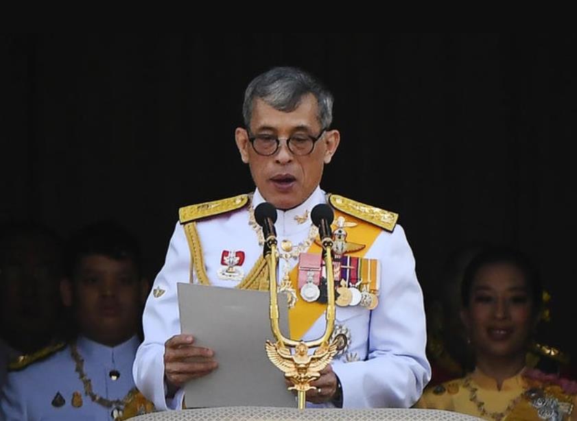 68岁泰王给玉佛擦身,泰国玉佛