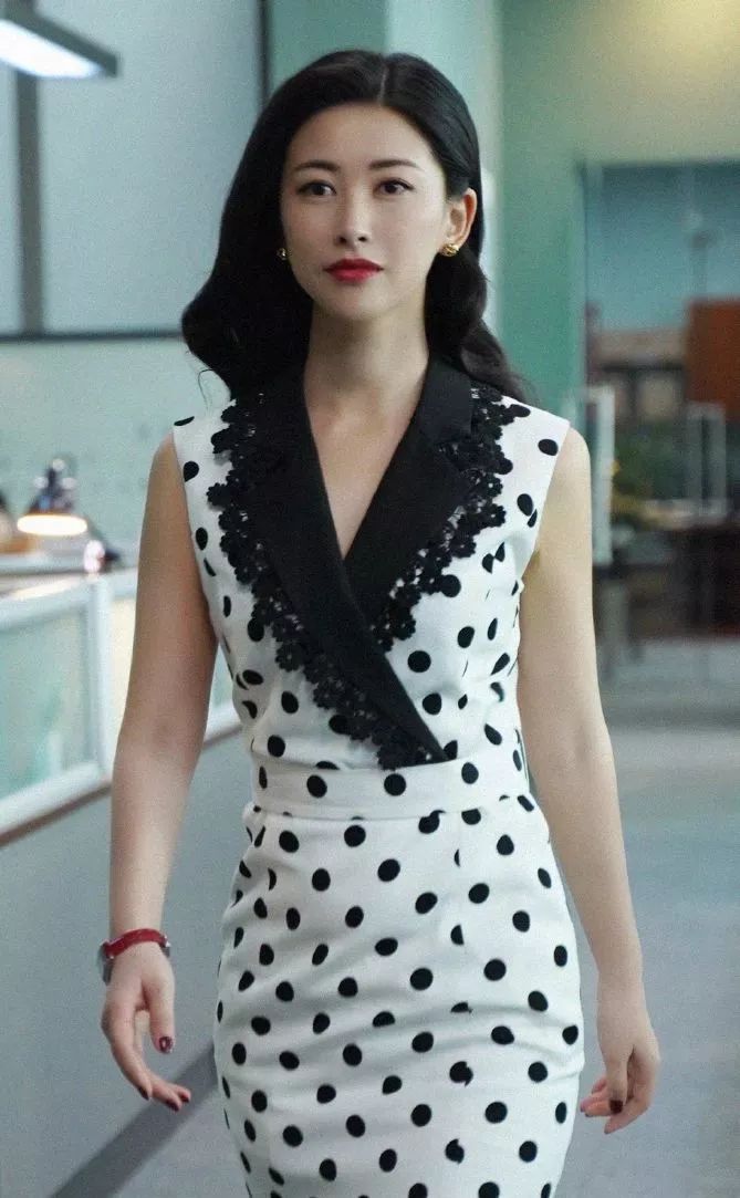 朱珠的放*情纵**史，与世界顶级富豪擦肩而过，靠美貌征服了5个男人