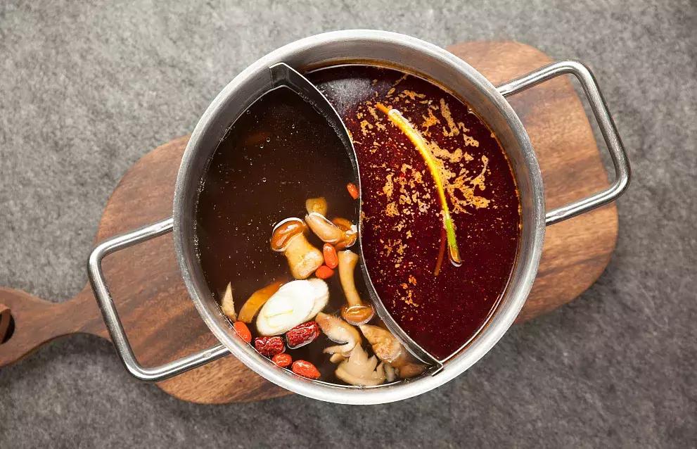 一条街上开3家旋转小火锅，为啥就他活了下来？