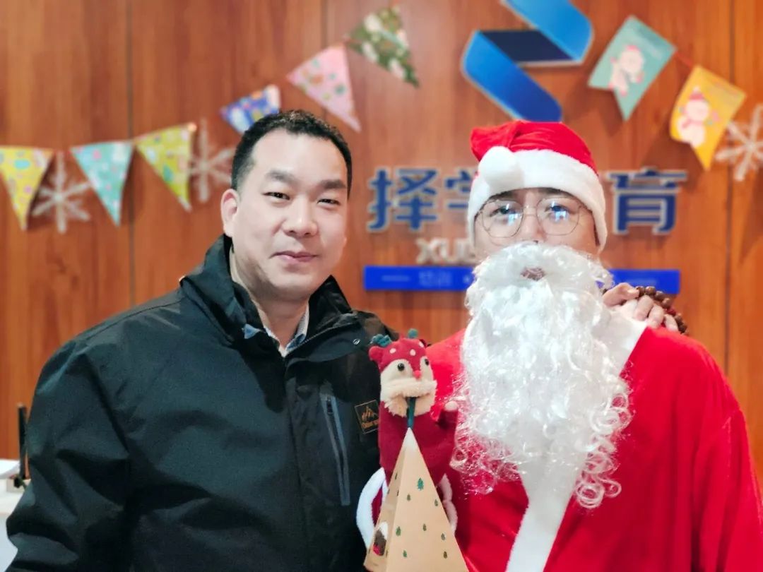 福利来袭!圣诞老人“空降”择学教育派发礼品