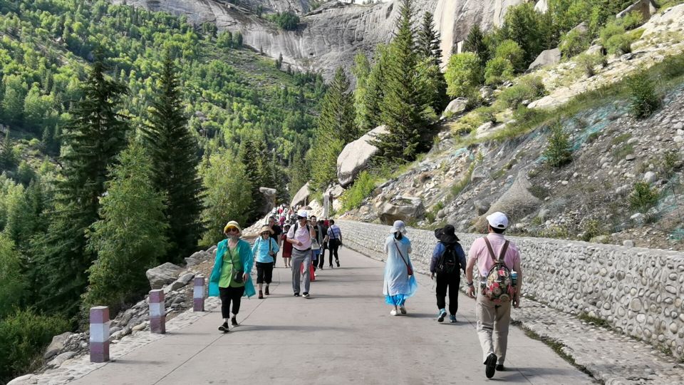 新疆天路可可托海,坐大巴从新疆去哈萨克斯坦