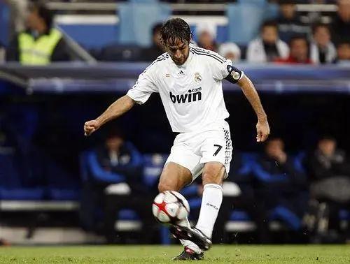 足球颠球技巧教学,足球零基础颠球技巧