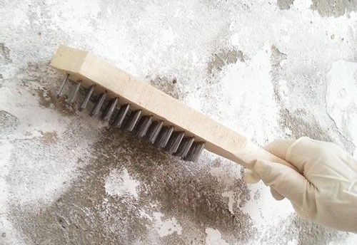 墙面泛碱如何彻底处理,农村房墙面返潮起碱掉皮怎么处理