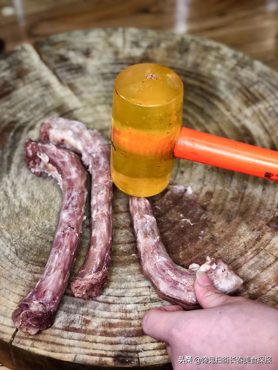 二道老厂区奇店。鹅的一切,全都炭火烤。烤鹅脖大锤抡