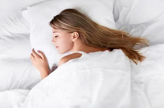 头发上有雪花状头屑用什么洗发水,头屑多的像下雪怎么洗