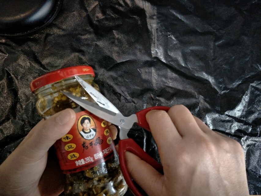 玻璃罐头的盖子怎么开,怎么开玻璃罐头方便又省力