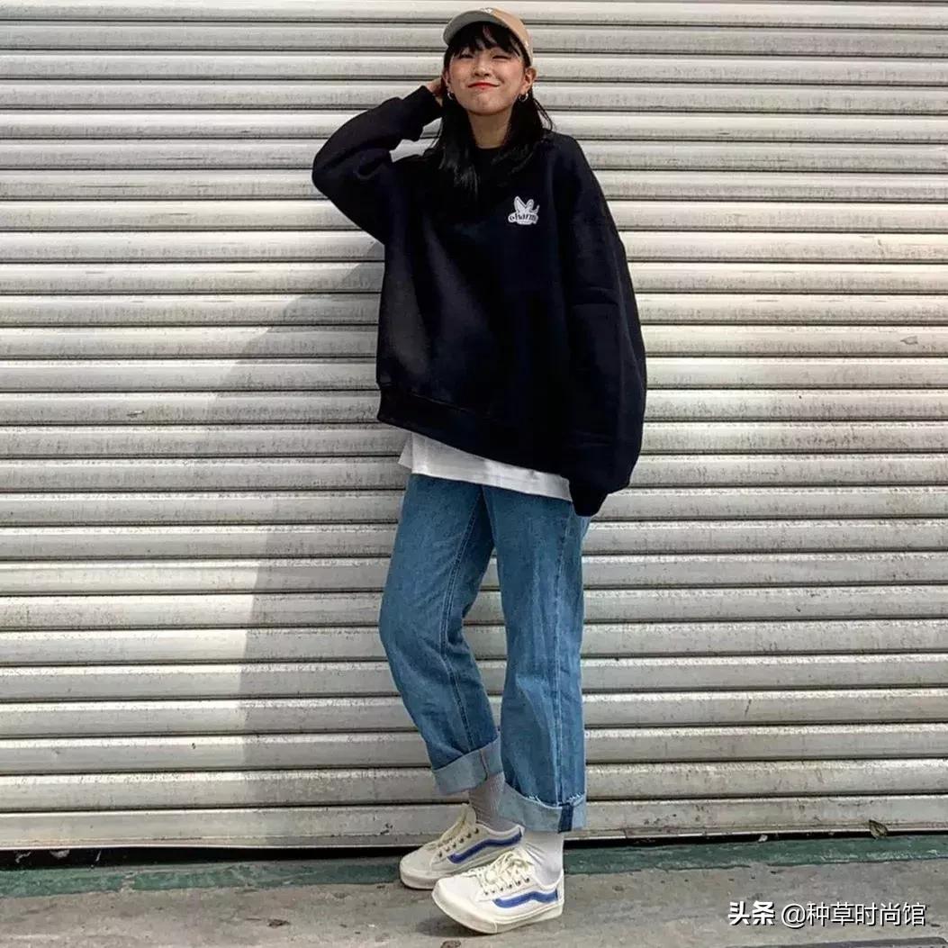 人手一件的卫衣怎么穿才时髦高级,女孩穿什么颜色卫衣洋气