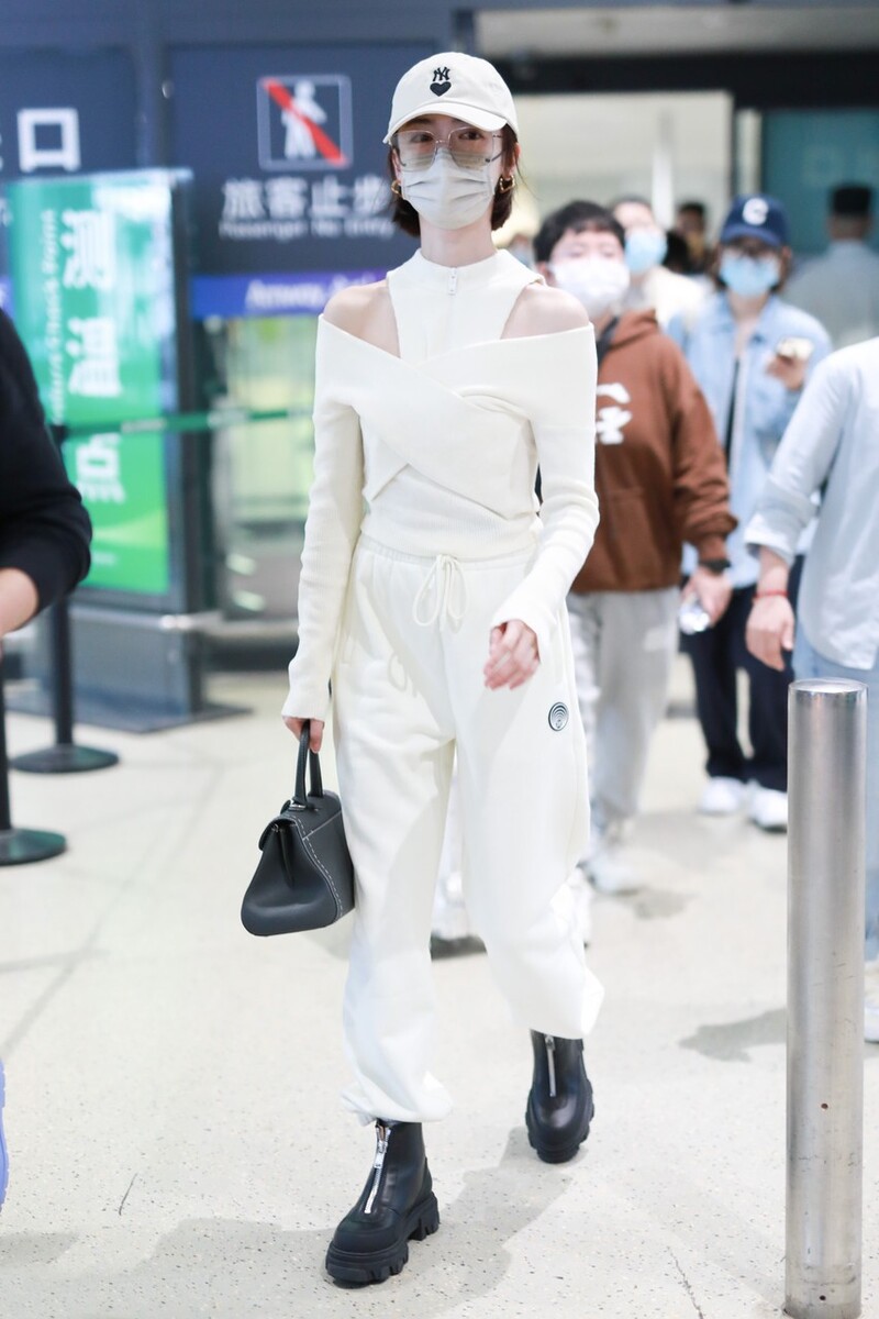 吴谨言皮草夹克,吴谨言蓝色牛仔短裙