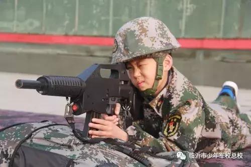 少儿军事夏令营暑假班,军事夏令营助力孩子们实现蜕变